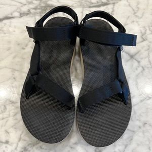 Black and white platform Teva